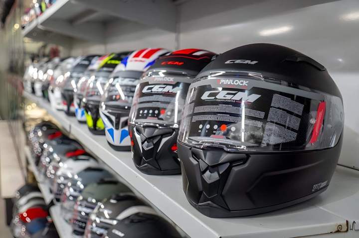 Casques, gants et protections pour rouler protégé